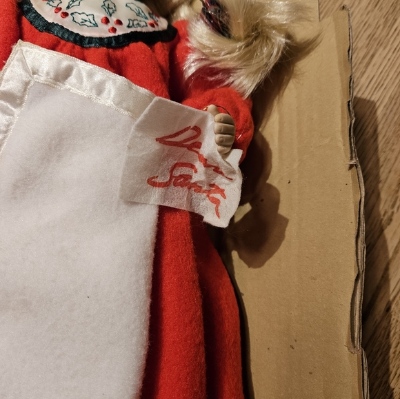 VINTAGE HOUSE OF LLOYD 1990 PORCE DOLL SWEET DREAMS CHRISTMAS AROUND THE WORLD - Picture 2 of 4